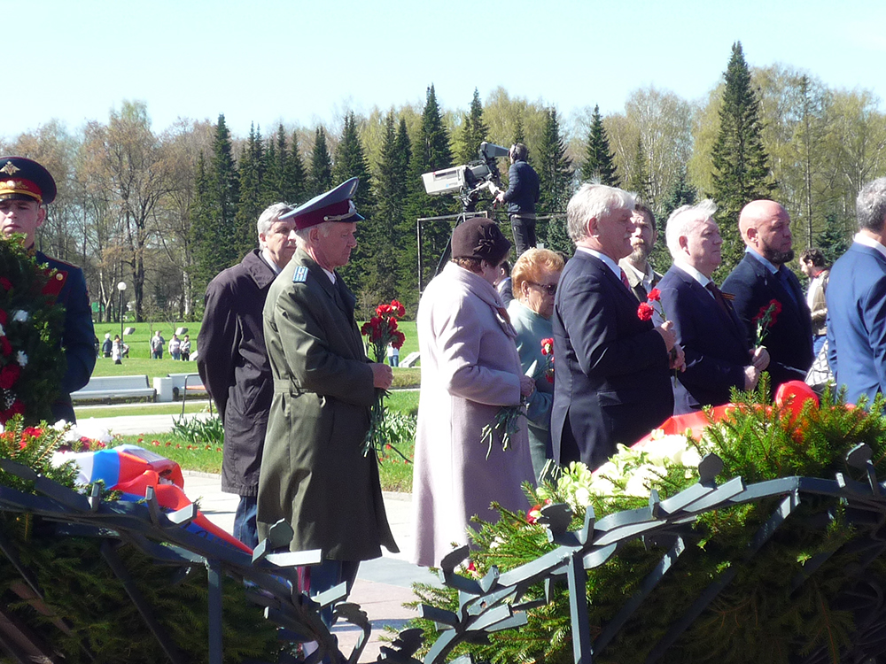 участие в торжественно-траурной церемонии на Пискарёвском мемориальном кладбище