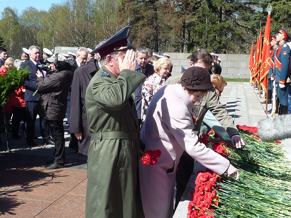 участие в торжественно-траурной церемонии на Пискарёвском мемориальном кладбище